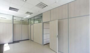 ساندوتش بانل في ظهران الجنوب عازل ممتاز للحفاظ على بيئة داخلية مريحة.